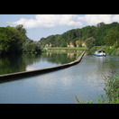 Doubs (links) und Rhein-Rhône-Kanal (rechts) sind hier durch eine Wand getrennt